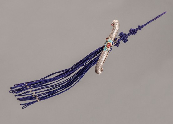 Украшение норигэ с подвеской, имитирующей кинжал чандо. Корея. Кон. XIX – нач. XX вв.