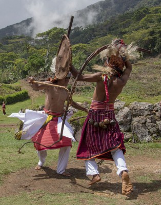 Танец чачи – своеобразная дуэль на кнутах во время ритуальных церемоний пенти. Деревня Вае-Ребо, о. Флорес, Индонезия