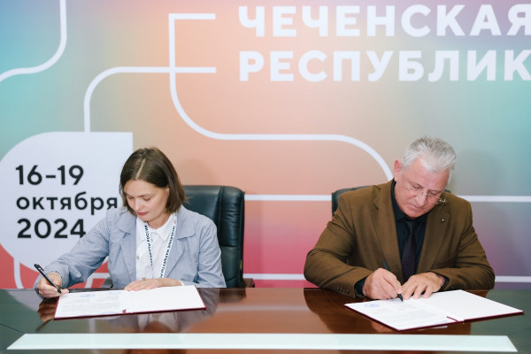 Подписание договора с директором Мемориального комплекса Славы им. А.Кадырова В.А. Ахмадовым