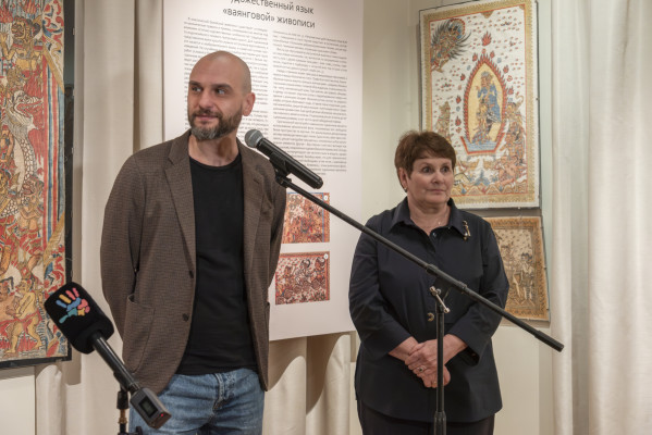 Заместитель директора Музея Востока по развитию Владимир Аветисян и куратор выставки Галина Сорокина