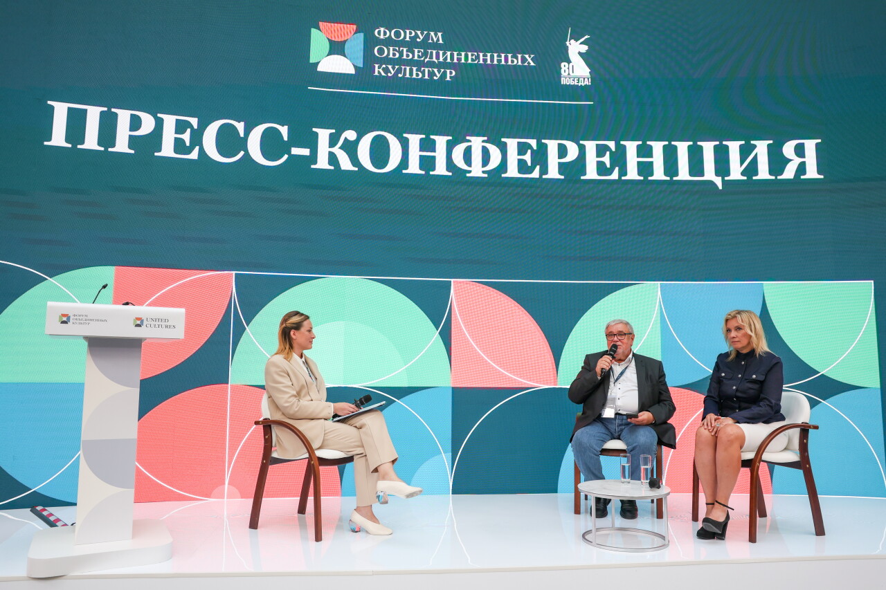 Мария Захарова и Александр Седов анонсировали  выставку «Магия пурпурной глины: Исинская керамика Цзыша» 