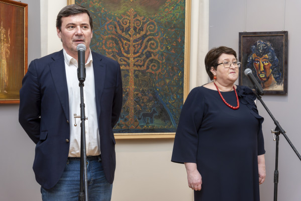 Заместитель генерального директора Илья Зайцев и директор Дагестанского музея изобразительных искусств Салихат Гамзатова