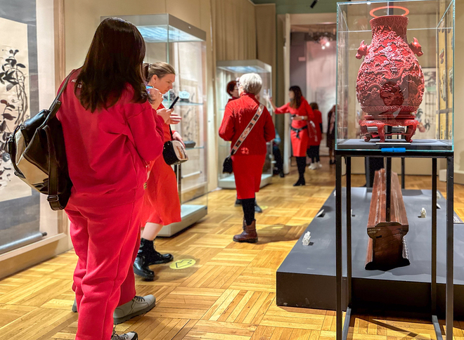 50% красной одежды = 100% бесплатный билет